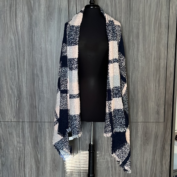Marcus Adler NY blanket scarf - Picture 3 of 8